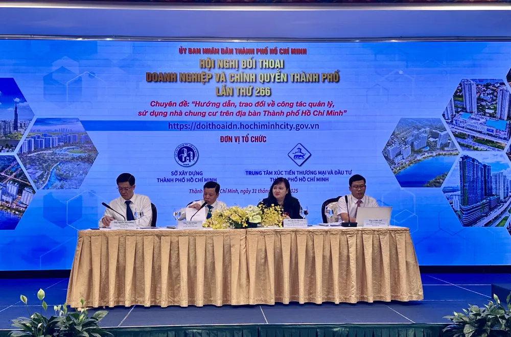 Đại diện Sở Xây dựng TPHCM trả lời các ý kiến nêu ra trong hội nghị. Ảnh: THANH HIỀN doi thoại-h3.jpg