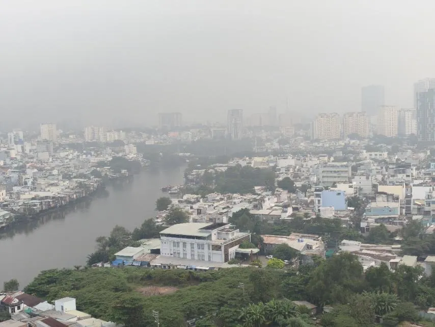 TPHCM sáng 17-12, nhìn từ trên cao từ phường Tân Hưng về trung tâm Thành phố trong điều kiện không khí mờ đục, tầm nhìn bị hạn chế. Ảnh: HOÀNG HÙNG