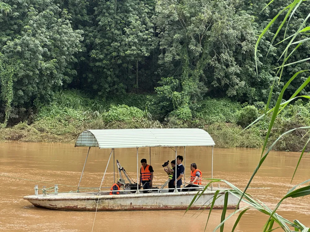 Quan trắc viên Trạm thuỷ văn Phước Hoà đang tiến hành các bước để đo lưu lượng dòng chảy trên sông. Ảnh: THANH HIỀN