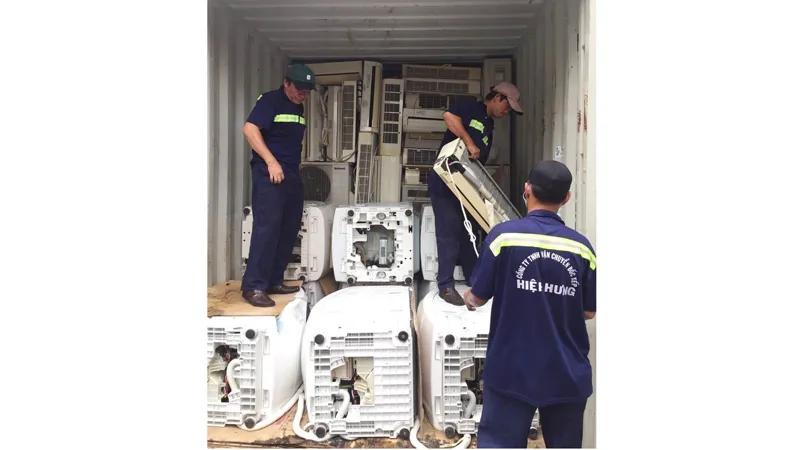 Lực lượng chức năng kiểm tra lô hàng nhập lậu tại cảng Cát Lái