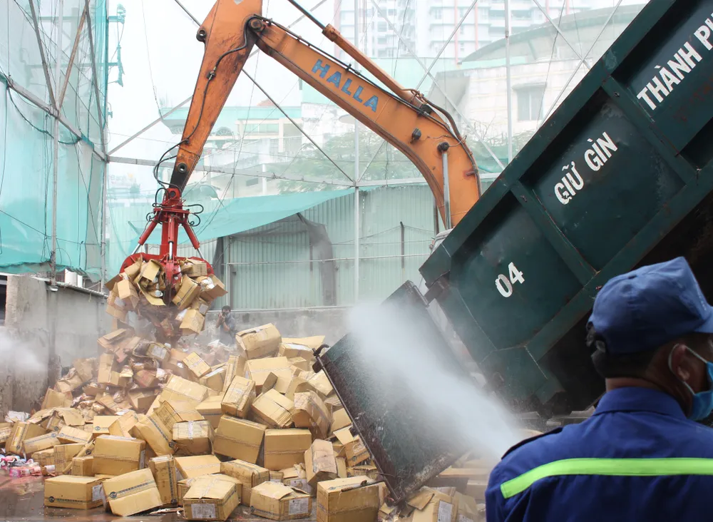 Tiêu hủy lô hàng trị giá gần 7 tỷ đồng ảnh 2