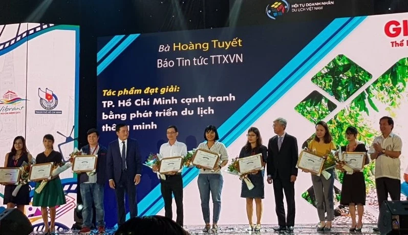 Các phóng viên nhận giải báo chí trong khuôn khổ ITE HCMC 2019