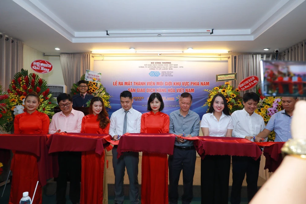 Các đại biểu cắt băng ra mắt sàn giao dịch hàng hóa phía Nam ngày 25-10