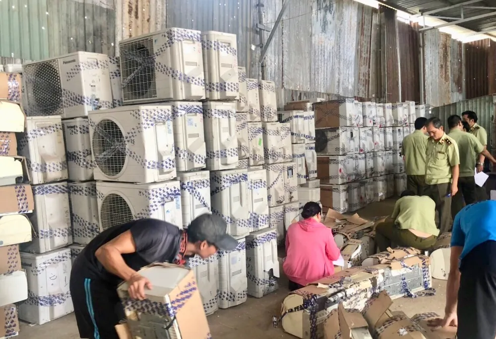 Hàng trăm học sinh tìm cách phân biệt hàng thật, hàng giả ảnh 3