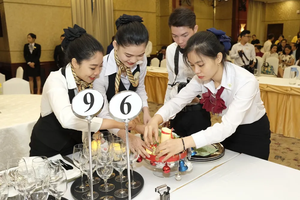 Trao 110 triệu đồng cho thí sinh, đội thi đạt giải Hội thi nghiệp vụ nhà hàng TPHCM năm 2019 ảnh 2