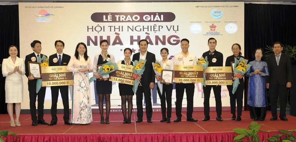 Trao 110 triệu đồng cho thí sinh, đội thi đạt giải Hội thi nghiệp vụ nhà hàng TPHCM năm 2019 ảnh 1