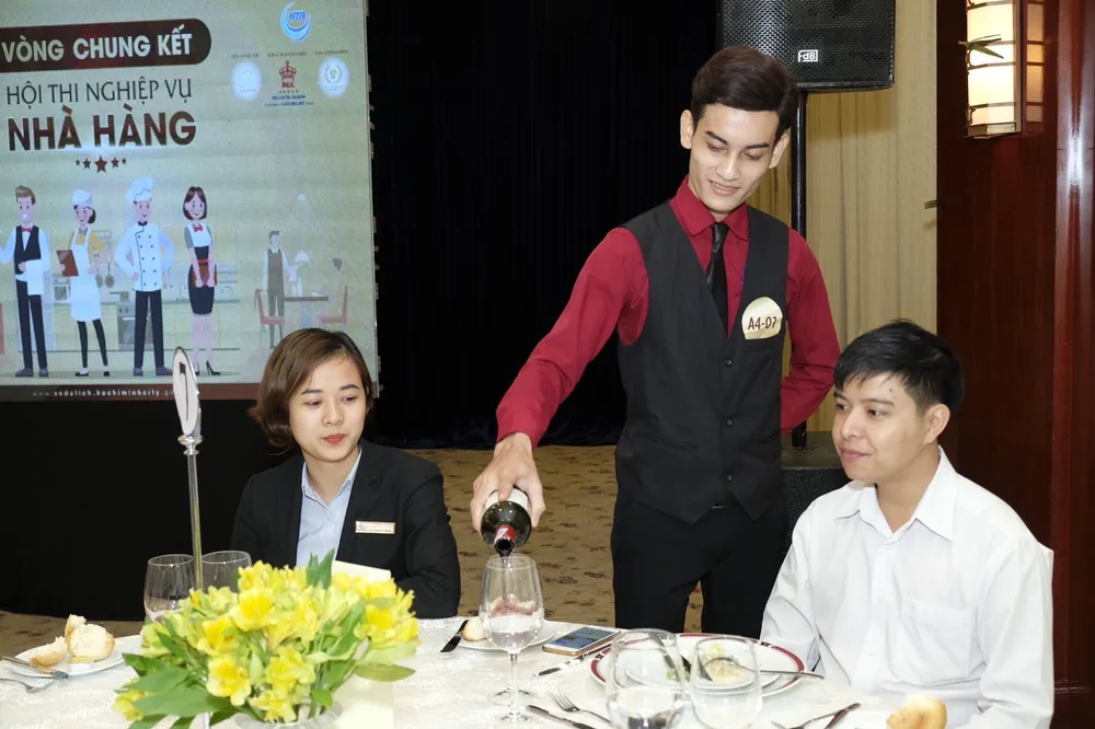 Trao 110 triệu đồng cho thí sinh, đội thi đạt giải Hội thi nghiệp vụ nhà hàng TPHCM năm 2019 ảnh 3