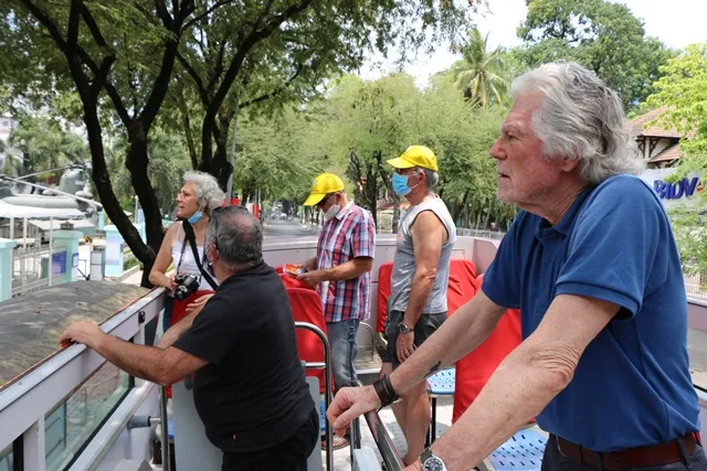 Đoàn khách Pháp 20 người tham quan TPHCM sau khi hoàn thành cách ly ảnh 2