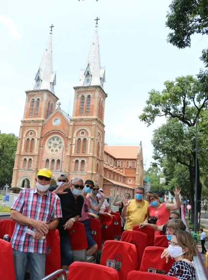 Đoàn khách Pháp 20 người tham quan TPHCM sau khi hoàn thành cách ly ảnh 1