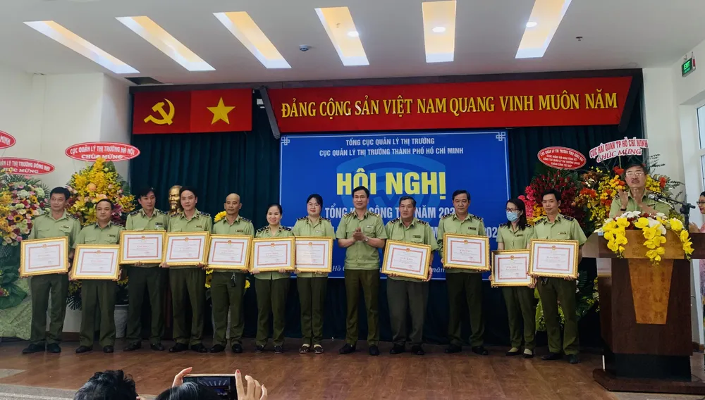 Hàng giả, hàng nhái vẫn bày bán tại các trung tâm thương mại ảnh 1