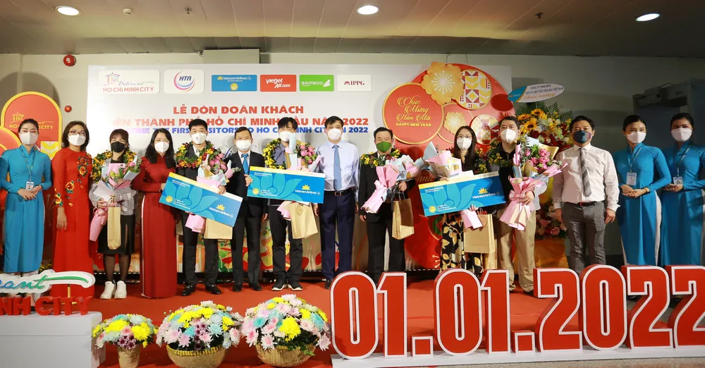 TPHCM đón những vị khách đầu tiên “xông đất” năm 2022 ảnh 1