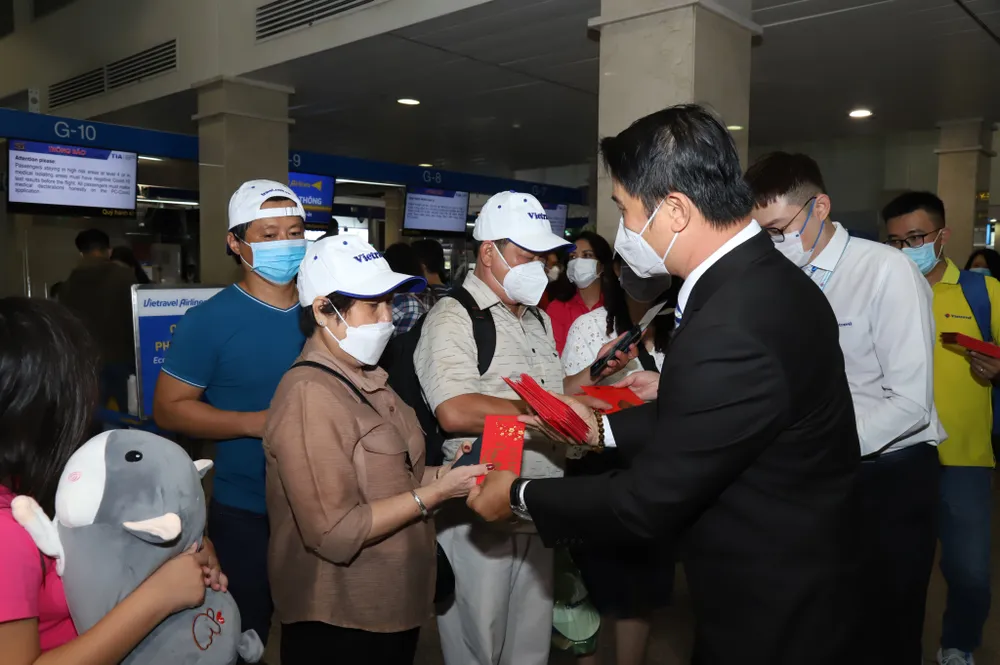 Rộn ràng các đoàn khách khởi hành đầu xuân Nhâm Dần ảnh 1