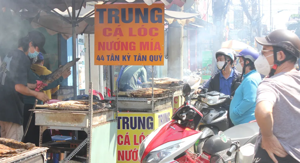 Tấp nập người mua trái cây, cá lóc nướng vía Thần Tài ảnh 1