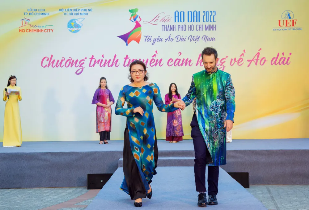 Hơn 2.000 sinh viên, giảng viên cùng lan tỏa tình yêu áo dài ảnh 1