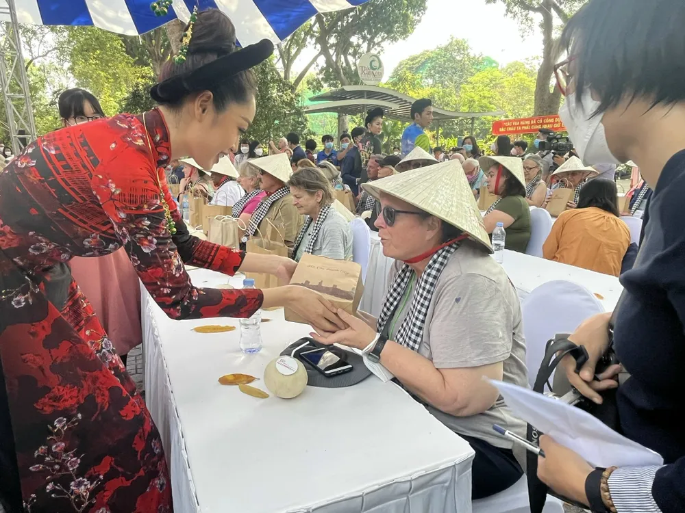 Xử lý nghiêm hướng dẫn viên dùng thẻ giả, xuyên tạc lịch sử ảnh 1