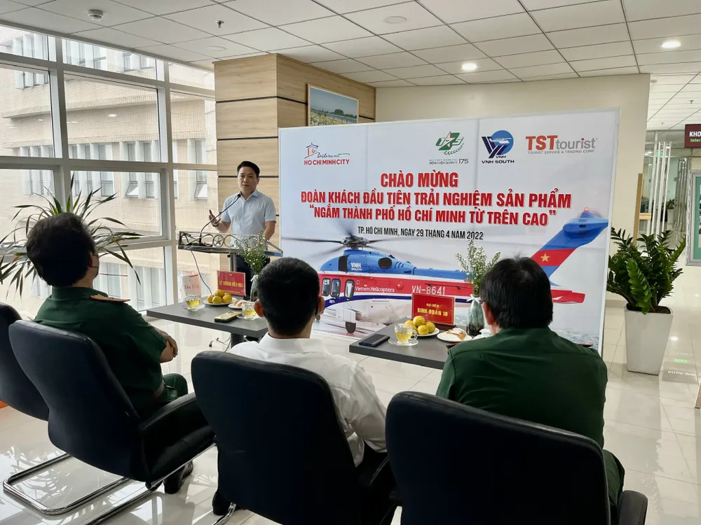 Du khách háo hức trải nghiệm tour trực thăng ngắm TPHCM ảnh 3