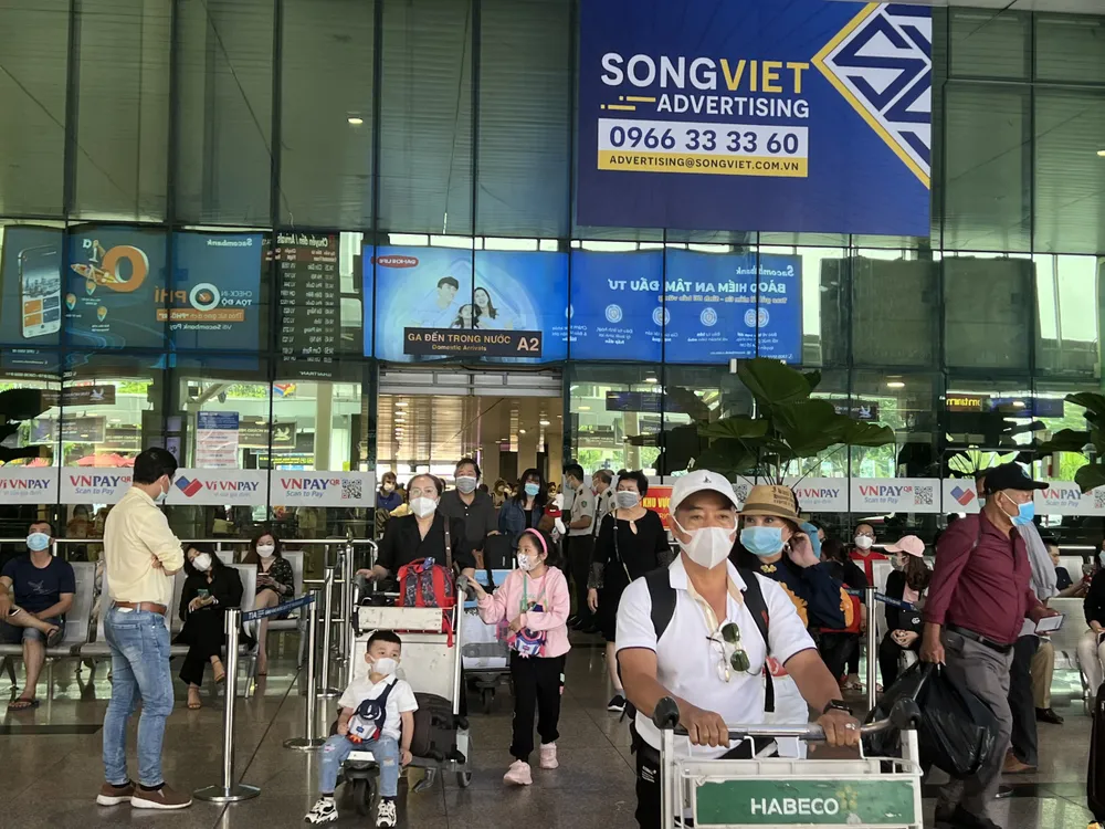 Khách đi du lịch, về quê đông nghẹt ảnh 3