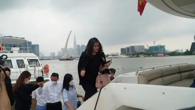 Khách đi du lịch, về quê đông nghẹt ảnh 1