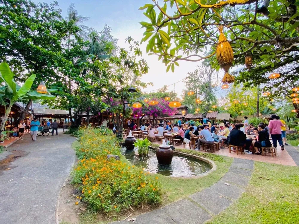 Người dân TPHCM đổ xô vui chơi, khu ăn uống đông nghẹt khách ảnh 2