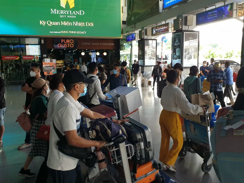 Người dân TPHCM đổ xô vui chơi, khu ăn uống đông nghẹt khách ảnh 4