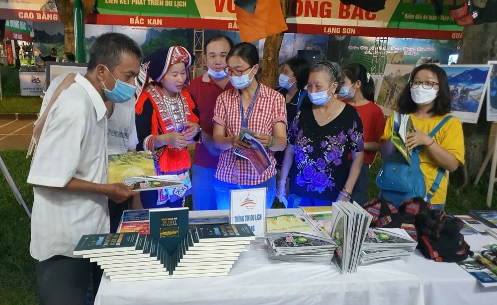 “Bùng nổ” tour hè, đa dạng sản phẩm mới ảnh 1