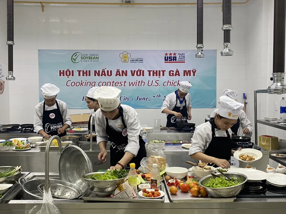 Rèn luyện ngoại ngữ, nâng cao tay nghề với đầu bếp Norbert Ehrbar ảnh 1 Rèn luyện ngoại ngữ, nâng cao tay nghề với đầu bếp Norbert Ehrbar ảnh 1