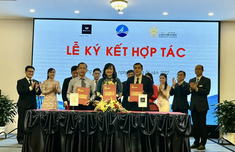 Rèn luyện ngoại ngữ, nâng cao tay nghề với đầu bếp Norbert Ehrbar ảnh 2 Rèn luyện ngoại ngữ, nâng cao tay nghề với đầu bếp Norbert Ehrbar ảnh 2