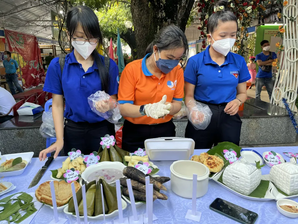 TPHCM: Khách vui chơi, du lịch tăng mạnh, sân bay thông thoáng ảnh 1