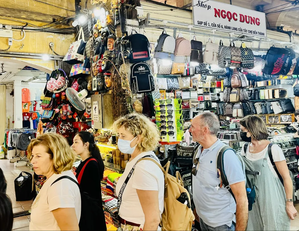 Khách quốc tế tham quan chợ Bến Thành tháng 11-2022