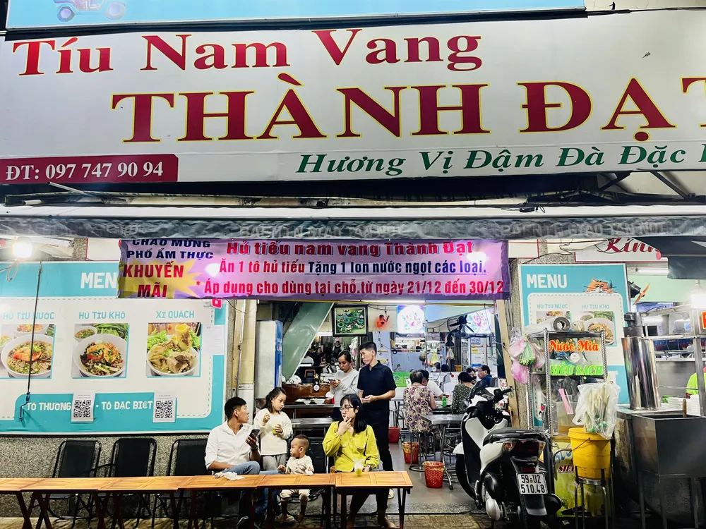 Khách thưởng thức hủ tiếu tại một quán trên đường Nguyễn Thượng Hiền, tối 21-12