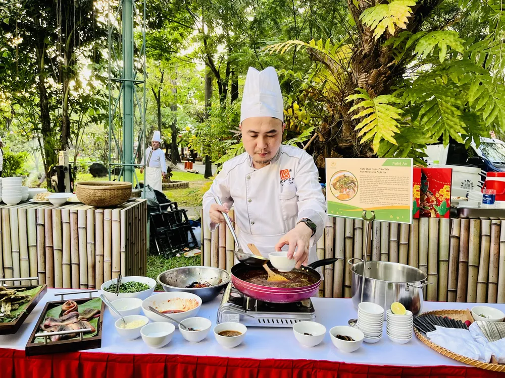 Nghệ nhân Hoàng Văn Tiến giới thiệu món súp lươn Nghệ An đến thực khách Nghệ nhân Hoàng Văn Tiến giới thiệu món súp lươn Nghệ An đến thực khách