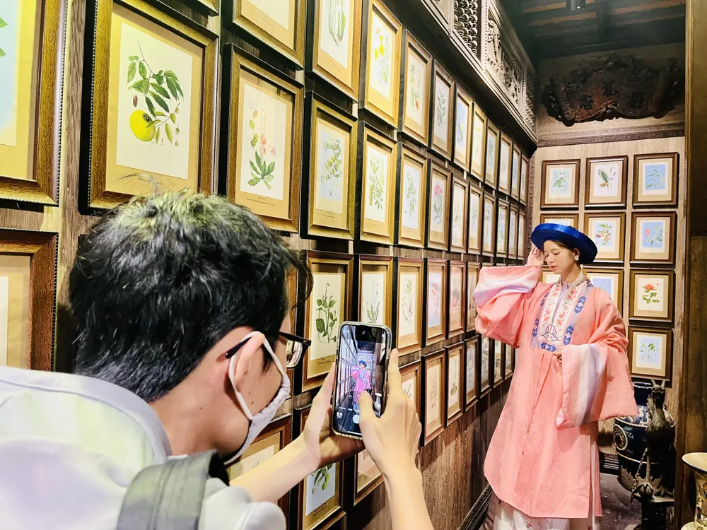 Bạn trẻ chụp ảnh kỷ niệm tại Bảo tàng Fito trưa 30-12