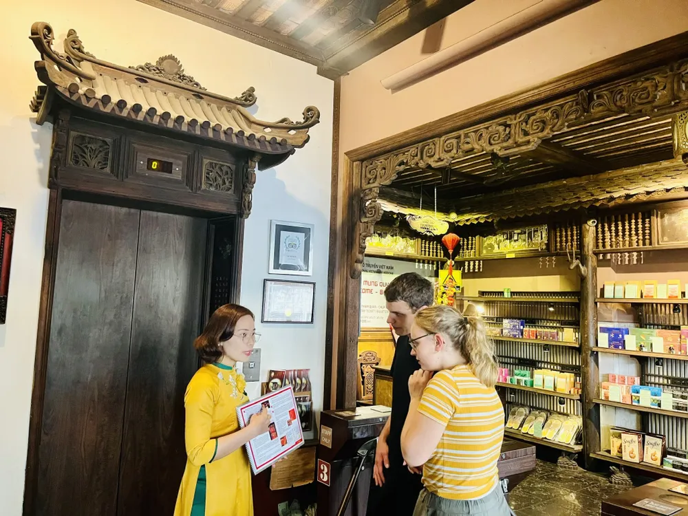 Du khách New Zealand tham quan Bảo tàng Fito trưa 30-12