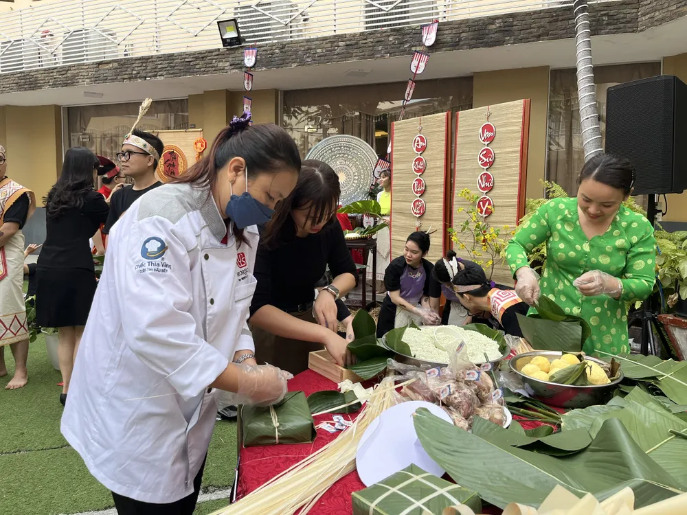 Các thí sinh tranh tài tại cuộc thi gói bánh chưng ngày 5-1 Các thí sinh tranh tài tại cuộc thi gói bánh chưng ngày 5-1