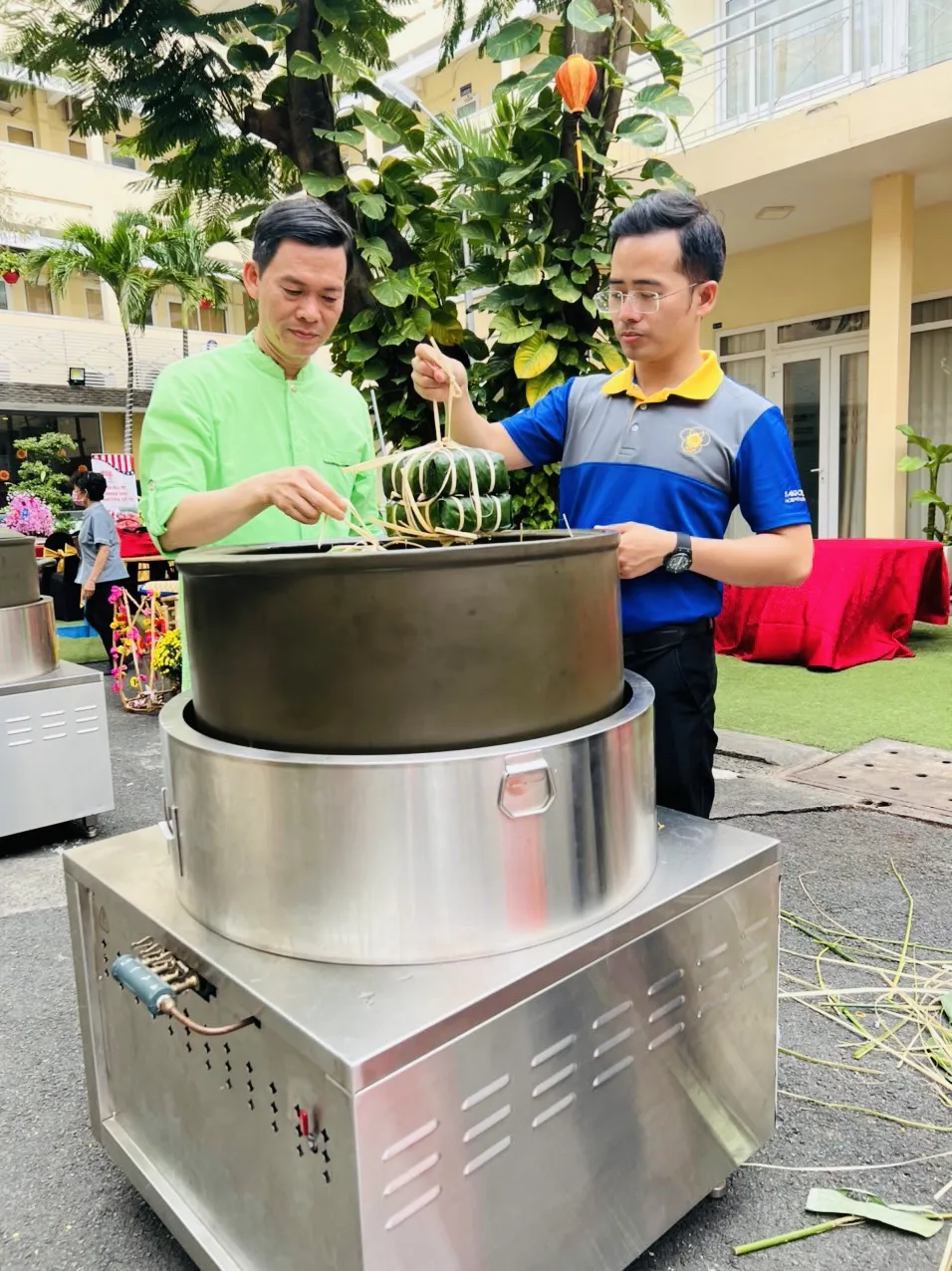 Bánh cho vào nồi để luộc Bánh cho vào nồi để luộc