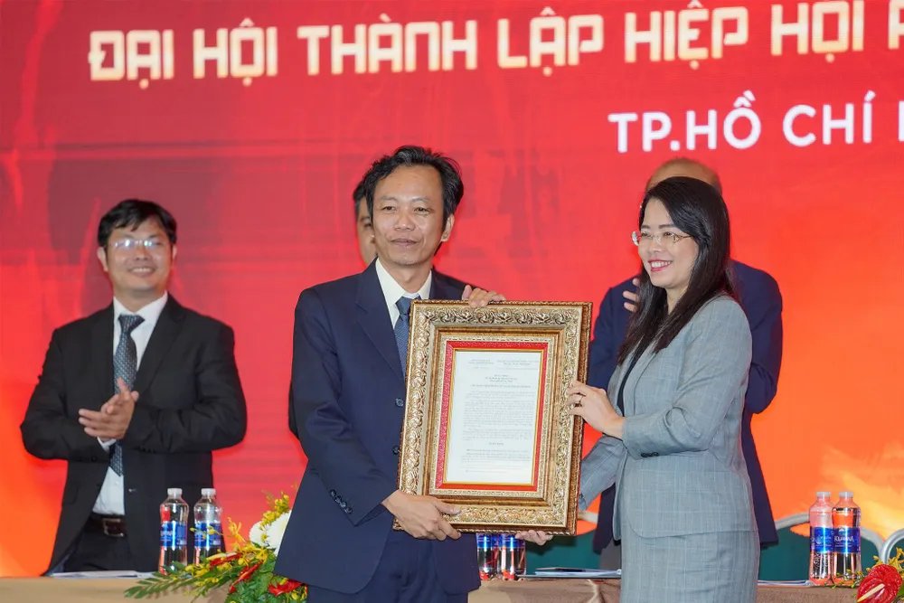 Thừa ủy quyền UBND TPHCM, bà Nguyễn Thị Ánh Hoa trao quyết định thành lập Hiệp hội Ẩm thực TPHCM cho ông Nguyễn Tấn Việt