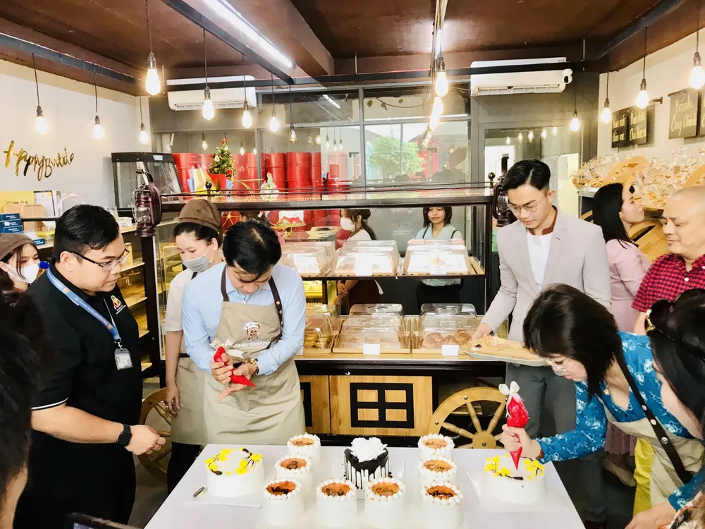 Khách trải nghiệm làm bánh tại tiệm Ông Chánh Bakery & Academy (quận 8), sáng 11-1 Khách trải nghiệm làm bánh tại tiệm Ông Chánh Bakery & Academy (quận 8), sáng 11-1