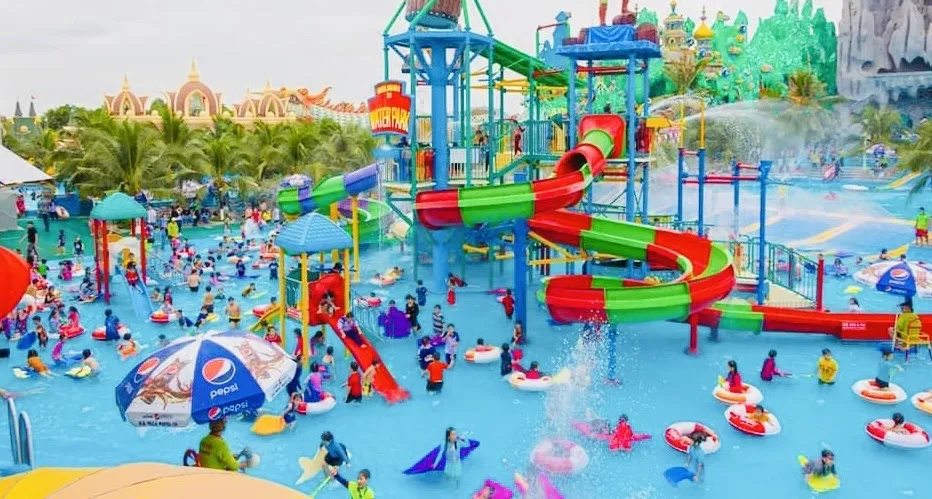 Khách vui chơi tại Khu du lịch Văn hóa Suối Tiên Khách vui chơi tại Khu du lịch Văn hóa Suối Tiên