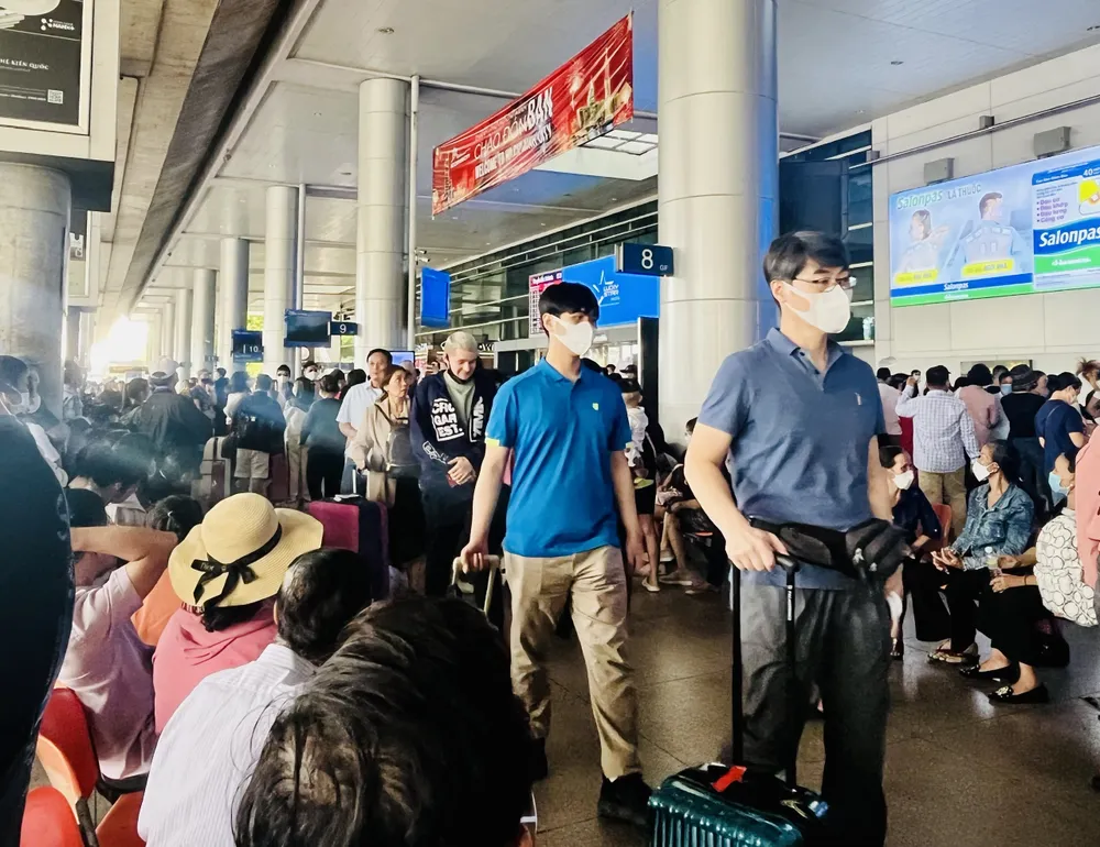 Kiều bào, khách quốc tế đến TPHCM chiều tối 13-1. Ảnh: THI HỒNG Kiều bào, khách quốc tế đến TPHCM chiều tối 13-1. Ảnh: THI HỒNG