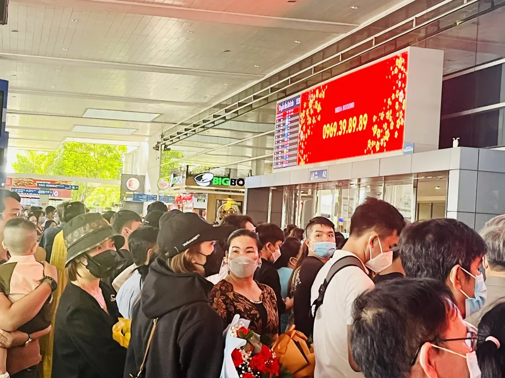 Gia đình, bạn bè chờ đợi thân nhân ở khu vực sảnh chờ ga đến quốc tế sân bay Tân Sơn Nhất chiều 13-1. Ảnh: THI HỒNG Gia đình, bạn bè chờ đợi thân nhân ở khu vực sảnh chờ ga đến quốc tế sân bay Tân Sơn Nhất chiều 13-1. Ảnh: THI HỒNG