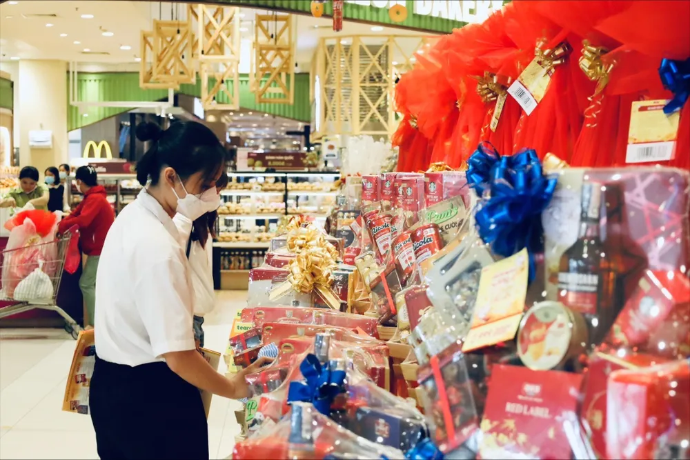 Khách hàng chọn mua giỏ quà tết gói sẵn tại siêu thị Aeon Mall Tân Phú, TPHCM