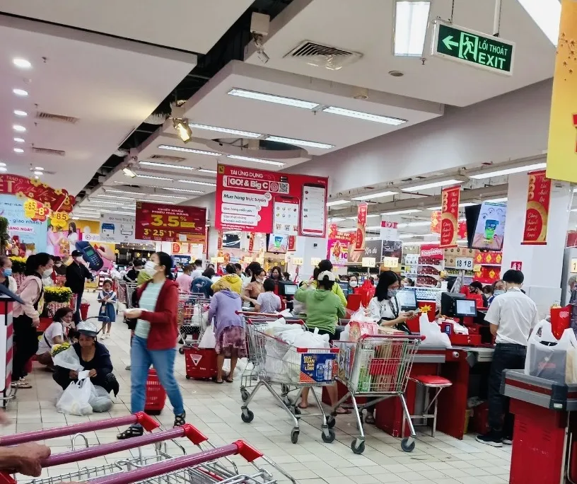 Người tiêu dùng chọn mua hàng, chờ tính tiền lúc 16 giờ 45 ngày 19-1 tại siêu thị BigC Trường Chinh, quận Tân Phú Người tiêu dùng chọn mua hàng, chờ tính tiền lúc 16 giờ 45 ngày 19-1 tại siêu thị BigC Trường Chinh, quận Tân Phú