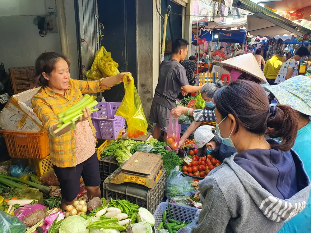 Người dân nhộn nhịp mua sắm tại một chợ truyền thống trên địa bàn TPHCM. Ảnh: GIA HÂN Người dân nhộn nhịp mua sắm tại một chợ truyền thống trên địa bàn TPHCM. Ảnh: GIA HÂN