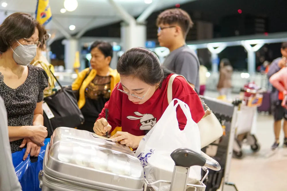 Khách làm thủ tục chuẩn bị du xuân tại sân bay Tân Sơn Nhất Khách làm thủ tục chuẩn bị du xuân tại sân bay Tân Sơn Nhất