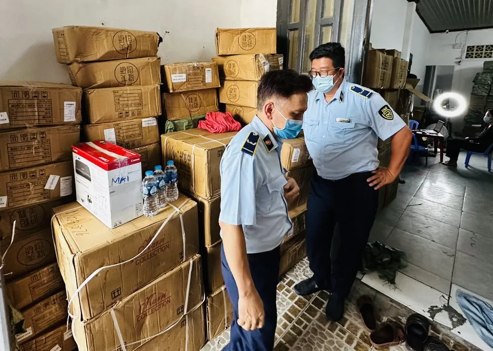 Quản lý thị trường kiểm tra kho mỹ phẩm có dấu hiệu vi phạm tại quận Gò Vấp Quản lý thị trường kiểm tra kho mỹ phẩm có dấu hiệu vi phạm tại quận Gò Vấp