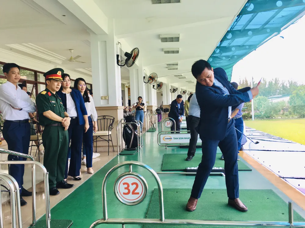 Khách trải nghiệm đánh golf tại sân golf Tân Sơn Nhất Khách trải nghiệm đánh golf tại sân golf Tân Sơn Nhất
