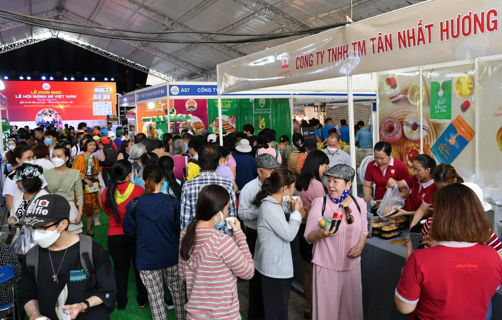 Người dân chen chân tìm hiểu, thưởng thức các loại bánh mì