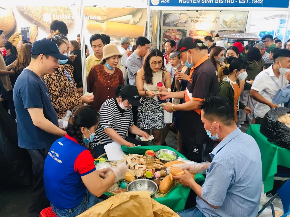 Khách xếp hàng mua bánh, tìm hiểu về cách phối hợp các loại nhân, gia vị ăn kèm...