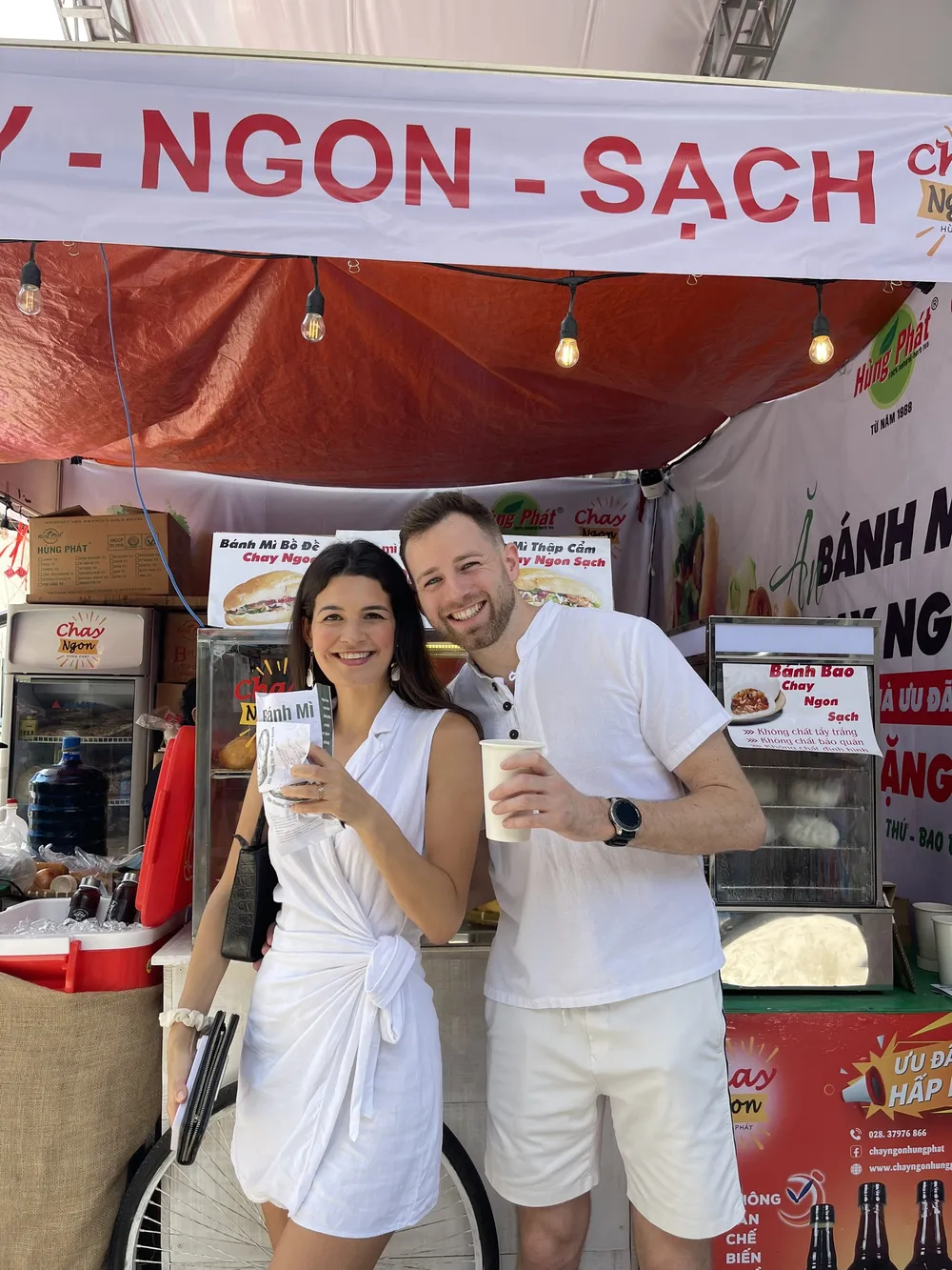 Khách quốc tế mua bánh mì Chay Ngon Hùng Phát tại lễ hội