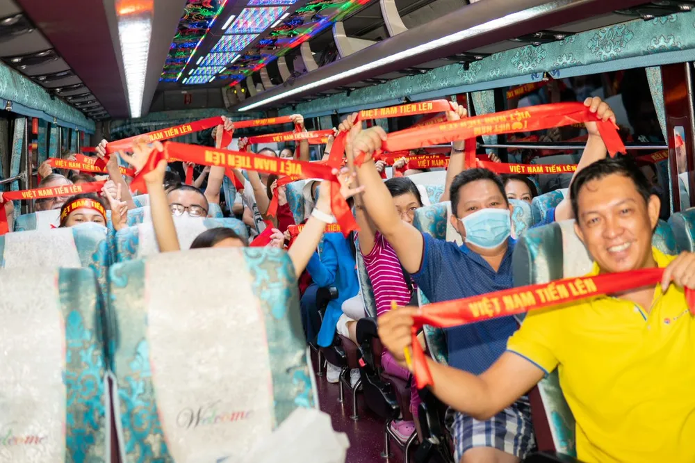 Khách khởi hành tham quan và cổ vũ bóng đá Việt Nam tại Campuchia ngày 28-4 Khách khởi hành tham quan và cổ vũ bóng đá Việt Nam tại Campuchia ngày 28-4